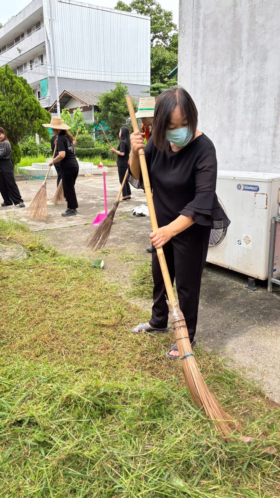 title - วันที่ 29  มิถุนายน 2569 นายธีรวุฒิ สมปัญญา ปฏิรูปที่ดินจังหวัดแม่ฮ่องสอน พร้อมด้วยเจ้าหน้าที่สำนักงานการปฏิรูปที่ดินจังหวัดแม่ฮ่องสอน ร่วมกันปรับปรุงภูมิทัศน์ สำนักงานงาน